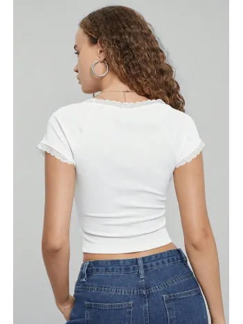 Kadın Beyaz Göğsü Ve Kolları Dantelli Fiyonklu Kısa Kol Crop Top Bluz – Şık, Rahat Ve Kolay Kombinlenebilir