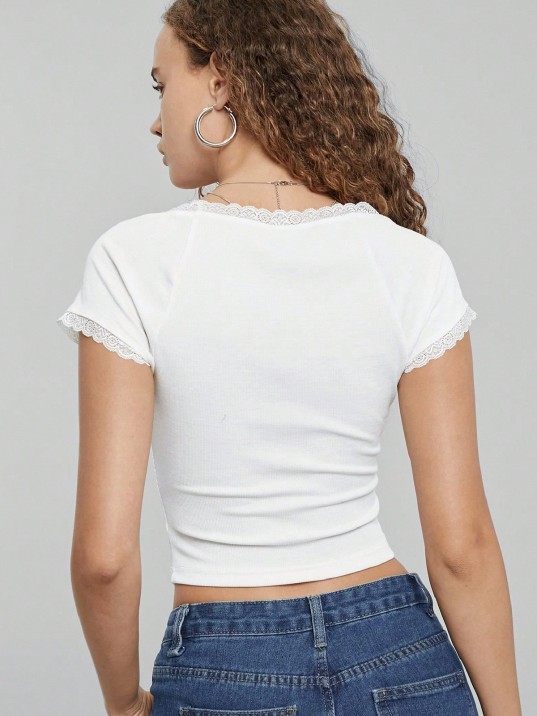 Kadın Beyaz Göğsü ve Kolları Dantelli Fiyonklu Kısa Kol Crop Top Bluz – Şık, Rahat ve Kolay Kombinlenebilir