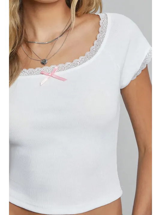Kadın Beyaz Göğsü Ve Kolları Dantelli Fiyonklu Kısa Kol Crop Top Bluz – Şık, Rahat Ve Kolay Kombinlenebilir