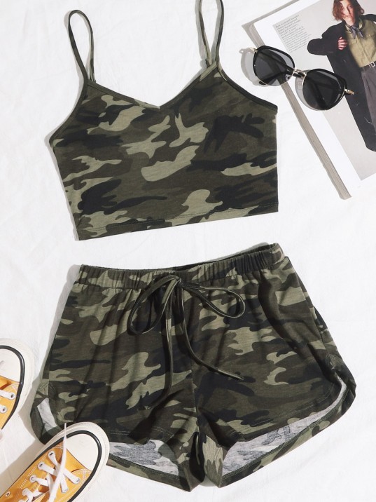 Kadın Kamuflaj Desenli Askılı Crop Top ve Şortlu Gecelik Takım – Modern, Konforlu ve Günlük Kombinlere Uygun