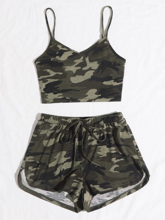 Kadın Kamuflaj Desenli Askılı Crop Top ve Şortlu Gecelik Takım – Modern, Konforlu ve Günlük Kombinlere Uygun