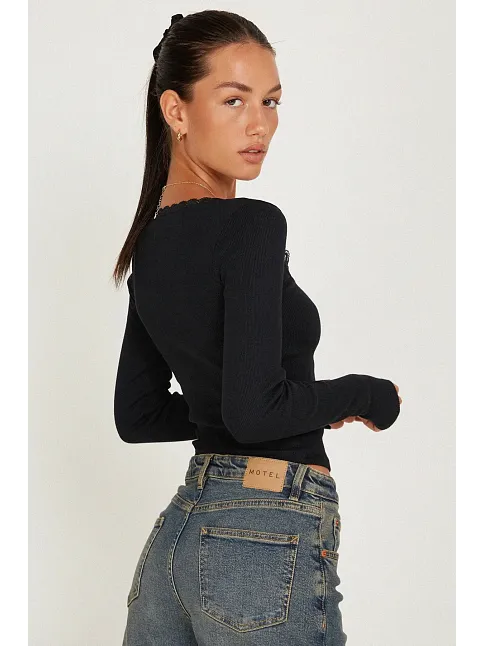Kadın Siyah Kare Yaka Dantelli Uzun Kollu Crop Top Bluz – Şık, Rahat Ve Kolay Kombinlenebilir