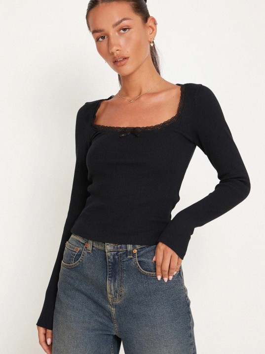 Kadın Siyah Kare Yaka Dantelli Uzun Kollu Crop Top Bluz – Şık, Rahat ve Kolay Kombinlenebilir