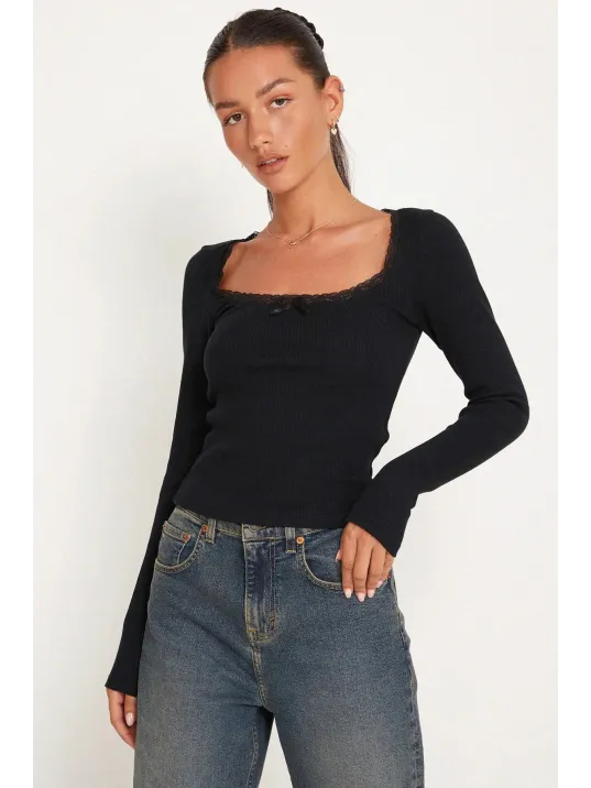 Kadın Siyah Kare Yaka Dantelli Uzun Kollu Crop Top Bluz – Şık, Rahat Ve Kolay Kombinlenebilir
