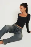 Kadın Siyah Kare Yaka Dantelli Uzun Kollu Crop Top Bluz – Şık, Rahat Ve Kolay Kombinlenebilir