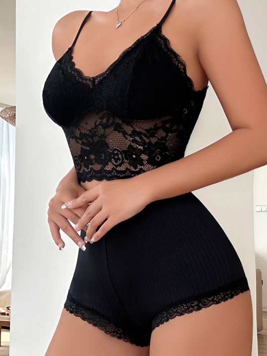 Kadın Kaşkorse Şortlu Dantelli Gecelik Takımı – Modern, Konforlu ve Günlük Kombinlere Uygun