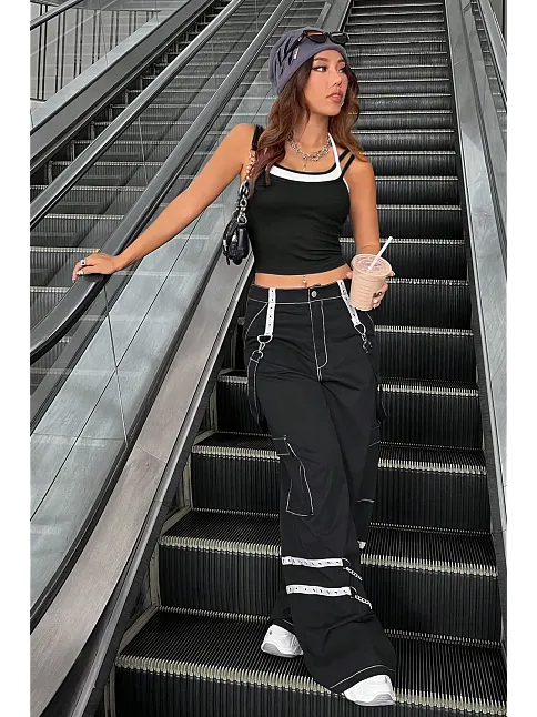Kadın Beyaz Siyah Çift Renk Çapraz Askılı Crop Top Bluz – Şık, Rahat Ve Kolay Kombinlenebilir