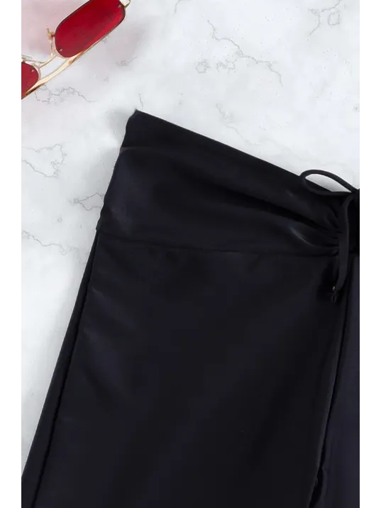 Kadın Siyah Önden Bağcıklı Deniz Şortu – Modern Ve Şık Tasarım