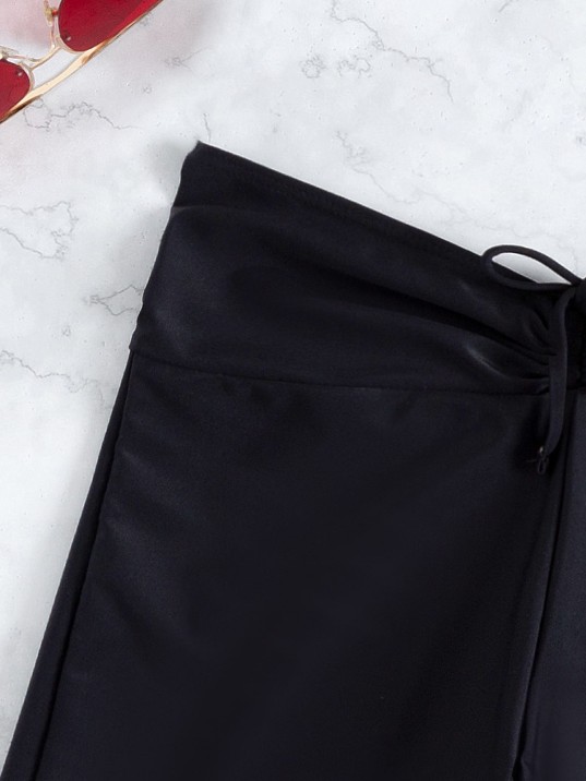 Kadın Siyah Önden Bağcıklı Deniz Şortu – Modern Ve Şık Tasarım