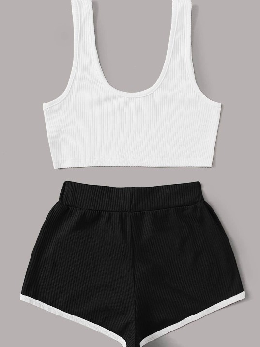 Kadın Siyah Şortlu Beyaz Croplu Gecelik Takımı – Modern, Konforlu Ve Günlük Kombinlere Uygun Kadın Siyah Şortlu Beyaz Croplu Gecelik Takımı – Modern, Konforlu Ve Günlük Kombinlere Uygun