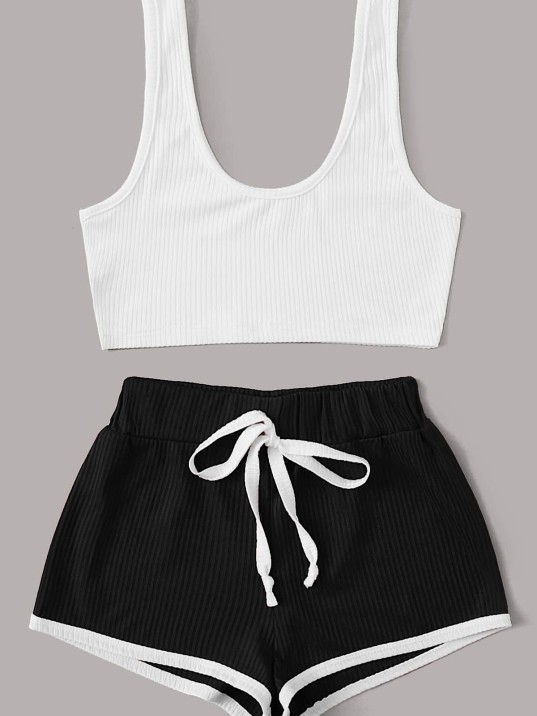 Kadın Siyah Şortlu Beyaz Croplu Gecelik Takımı – Modern, Konforlu Ve Günlük Kombinlere Uygun Kadın Siyah Şortlu Beyaz Croplu Gecelik Takımı – Modern, Konforlu Ve Günlük Kombinlere Uygun