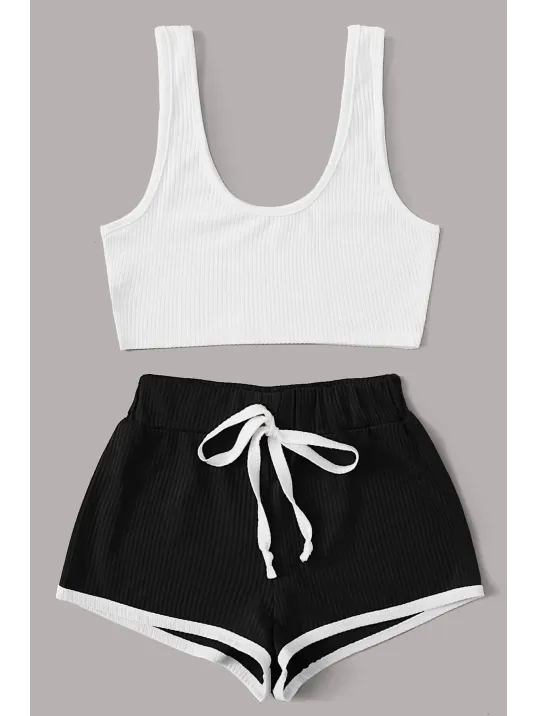 Kadın Siyah Şortlu Beyaz Croplu Gecelik Takımı – Modern, Konforlu Ve Günlük Kombinlere Uygun