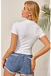 Kadın Beyaz Yarım Fermuarlı Ve Kısa Kollu Crop Top Bluz – Şık, Rahat Ve Kolay Kombinlenebilir