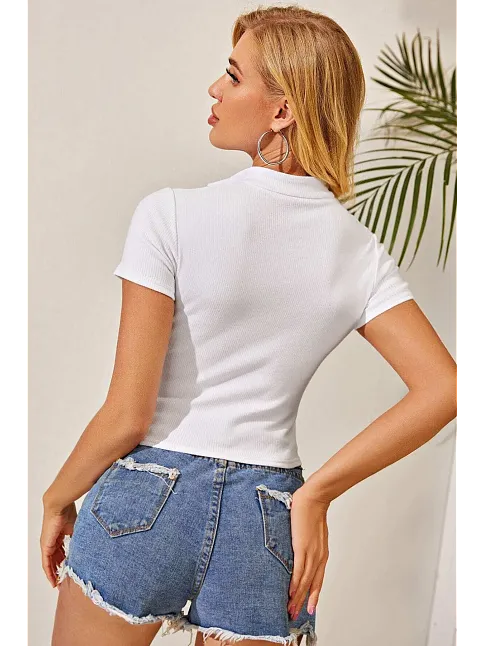 Kadın Beyaz Yarım Fermuarlı Ve Kısa Kollu Crop Top Bluz – Şık, Rahat Ve Kolay Kombinlenebilir
