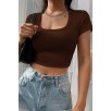 Kadın Kahverengi Yarım Kol Düz Yaka Crop Top Bluz – Şık, Rahat Ve Kolay Kombinlenebilir