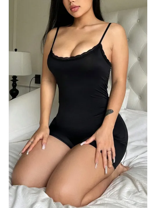 Kadın Siyah İp Askılı Göğsü Dantel İşlemeli Slim Tulum Gecelik – Modern Ve Şık Tasarım