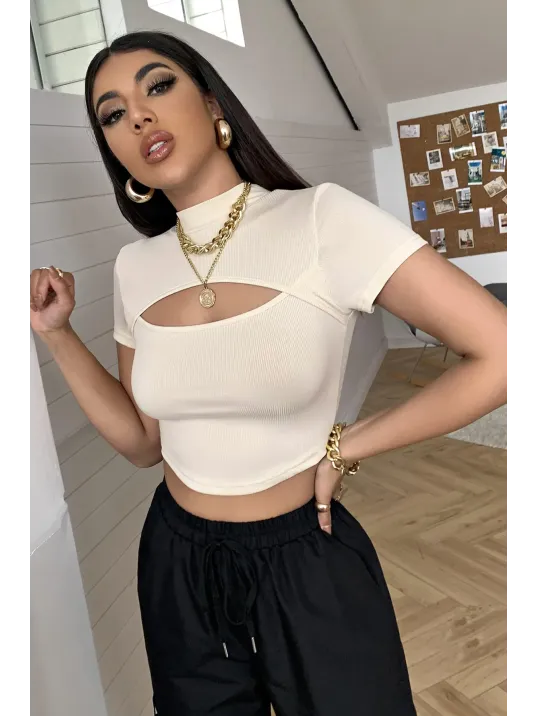 Kadın Ekru Göğüs Dekolteli Yarım Kollu Cut Out Crop Top Bluz – Şık, Rahat Ve Kolay Kombinlenebilir