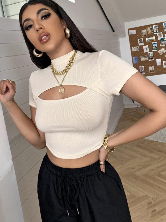 Kadın Ekru Göğüs Dekolteli Yarım Kollu Cut Out Crop Top Bluz – Şık, Rahat Ve Kolay Kombinlenebilir