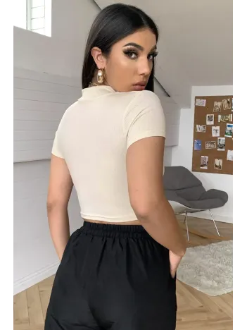 Kadın Ekru Göğüs Dekolteli Yarım Kollu Cut Out Crop Top Bluz – Şık, Rahat Ve Kolay Kombinlenebilir Kadın Ekru Göğüs Dekolteli Yarım Kollu Cut Out Crop Top Bluz – Şık, Rahat Ve Kolay Kombinlenebilir