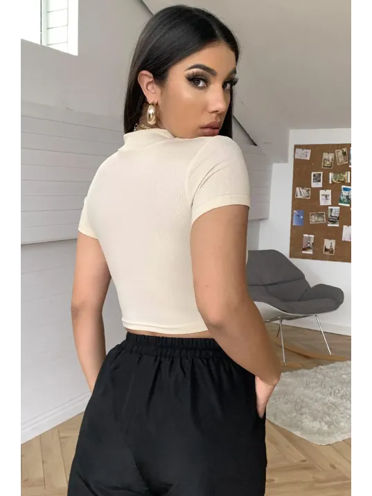 Kadın Ekru Göğüs Dekolteli Yarım Kollu Cut Out Crop Top Bluz – Şık, Rahat Ve Kolay Kombinlenebilir
