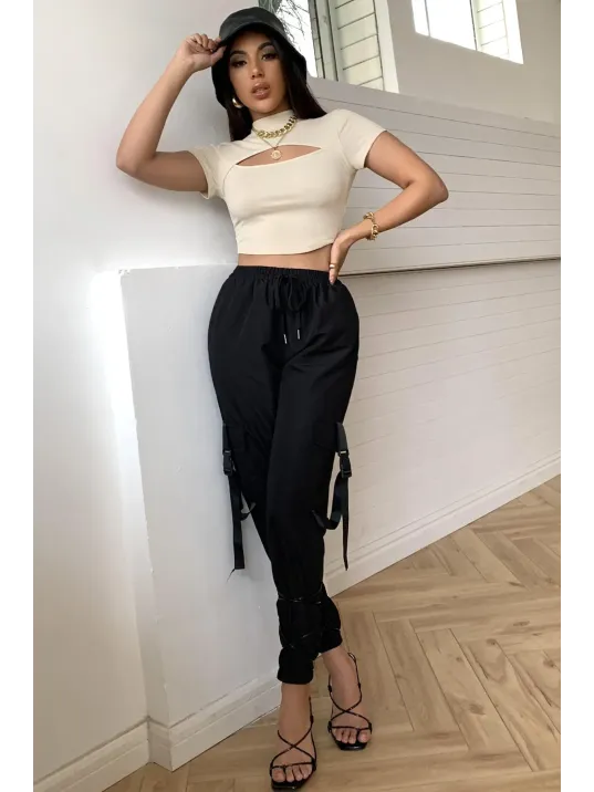 Kadın Ekru Göğüs Dekolteli Yarım Kollu Cut Out Crop Top Bluz – Şık, Rahat Ve Kolay Kombinlenebilir