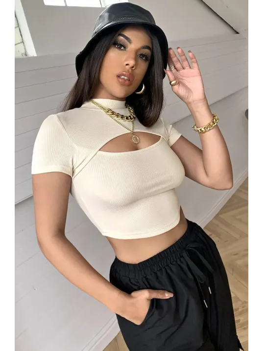 Kadın Ekru Göğüs Dekolteli Yarım Kollu Cut Out Crop Top Bluz – Şık, Rahat Ve Kolay Kombinlenebilir