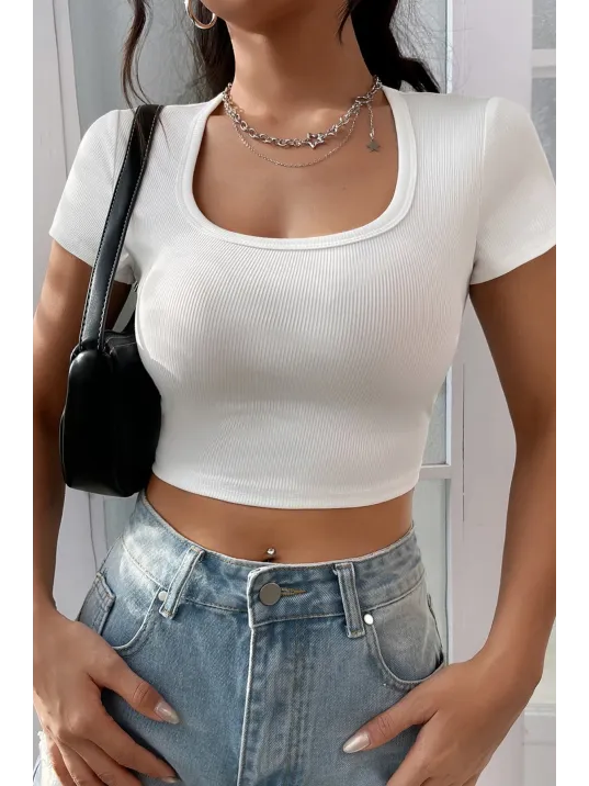 Kadın Beyaz Yarım Kol Düz Yaka Crop Top Bluz – Şık, Rahat Ve Kolay Kombinlenebilir