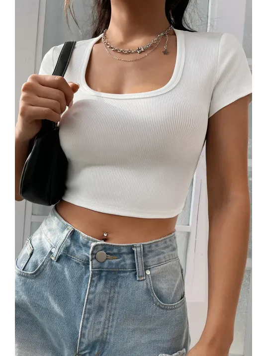 Kadın Beyaz Yarım Kol Düz Yaka Crop Top Bluz – Şık, Rahat Ve Kolay Kombinlenebilir