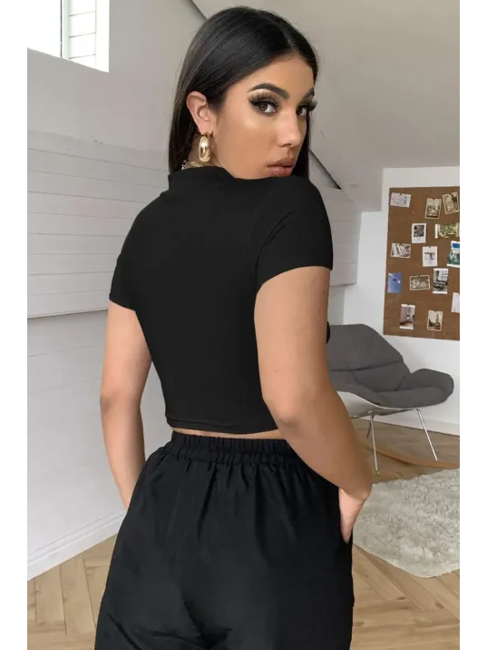 Kadın Siyah Göğüs Dekolteli Yarım Kollu Cut Out Crop Top Bluz – Şık, Rahat Ve Kolay Kombinlenebilir
