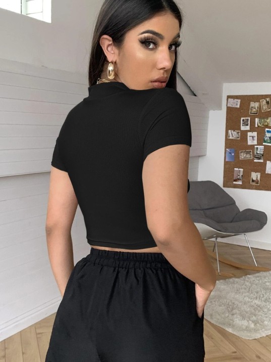 Kadın Siyah Göğüs Dekolteli Yarım Kollu Cut Out Crop Top Bluz – Şık, Rahat Ve Kolay Kombinlenebilir Kadın Siyah Göğüs Dekolteli Yarım Kollu Cut Out Crop Top Bluz – Şık, Rahat Ve Kolay Kombinlenebilir