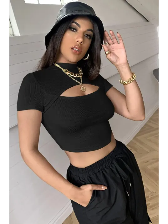 Kadın Siyah Göğüs Dekolteli Yarım Kollu Cut Out Crop Top Bluz – Şık, Rahat Ve Kolay Kombinlenebilir