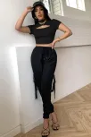 Kadın Siyah Göğüs Dekolteli Yarım Kollu Cut Out Crop Top Bluz – Şık, Rahat Ve Kolay Kombinlenebilir