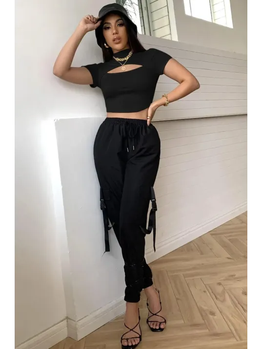 Kadın Siyah Göğüs Dekolteli Yarım Kollu Cut Out Crop Top Bluz – Şık, Rahat Ve Kolay Kombinlenebilir
