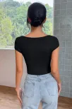 Kadın Siyah Kare Yaka Yarım Kol Göğüs Dekolteli Crop Top Bluz – Şık, Rahat Ve Kolay Kombinlenebilir