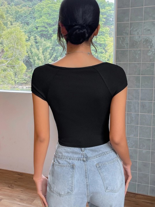 Kadın Siyah Kare Yaka Yarım Kol Göğüs Dekolteli Crop Top Bluz – Şık, Rahat Ve Kolay Kombinlenebilir Kadın Siyah Kare Yaka Yarım Kol Göğüs Dekolteli Crop Top Bluz – Şık, Rahat Ve Kolay Kombinlenebilir