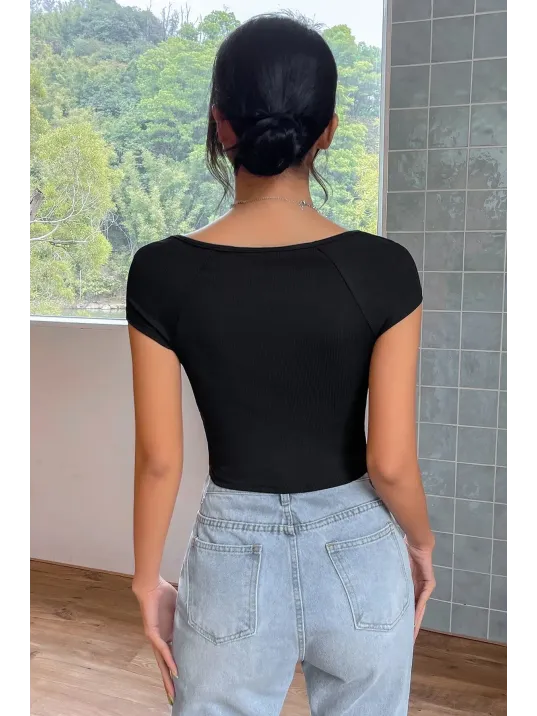 Kadın Siyah Kare Yaka Yarım Kol Göğüs Dekolteli Crop Top Bluz – Şık, Rahat Ve Kolay Kombinlenebilir
