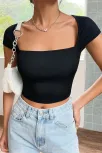 Kadın Siyah Kare Yaka Yarım Kol Göğüs Dekolteli Crop Top Bluz – Şık, Rahat Ve Kolay Kombinlenebilir