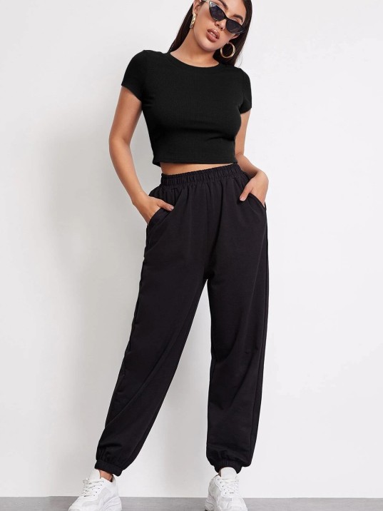 Kadın Siyah Yuvarlak Yaka Yarım Kol Crop Top Bluz – Şık, Rahat Ve Kolay Kombinlenebilir