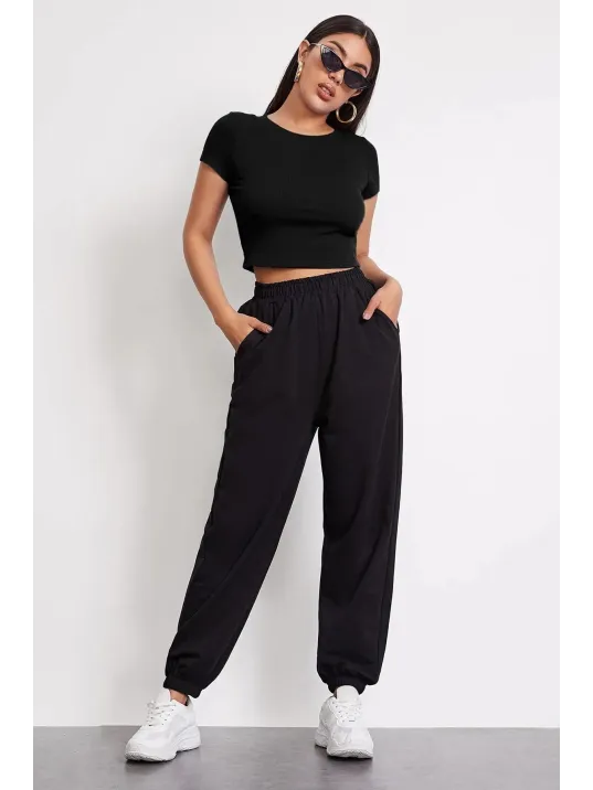 Kadın Siyah Yuvarlak Yaka Yarım Kol Crop Top Bluz – Şık, Rahat Ve Kolay Kombinlenebilir