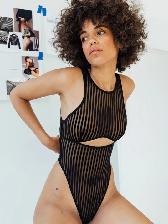 Kadın Siyah Cut-out Detaylı Transparan Çizgili Gecelik – Modern Ve Şık Tasarım