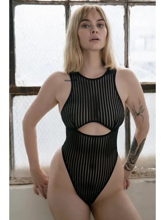 Kadın Siyah Cut-out Detaylı Transparan Çizgili Gecelik – Modern Ve Şık Tasarım