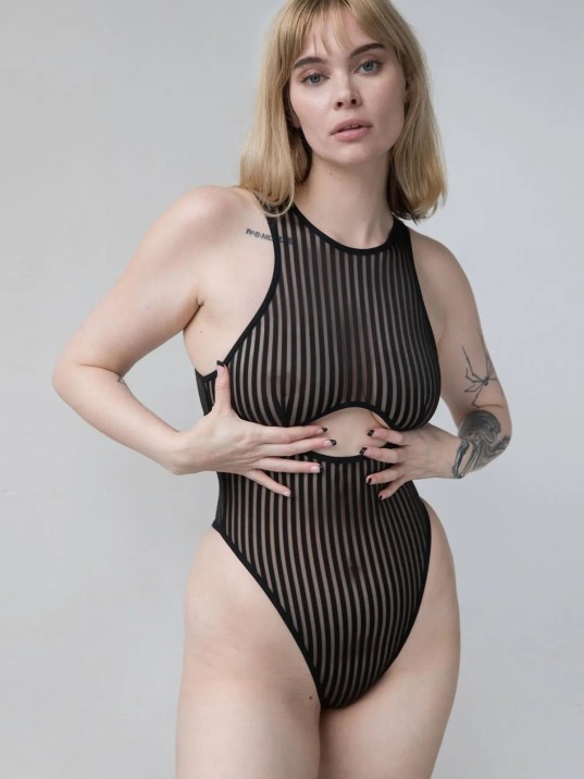 Kadın Siyah Cut-out Detaylı Transparan Çizgili Gecelik – Modern Ve Şık Tasarım