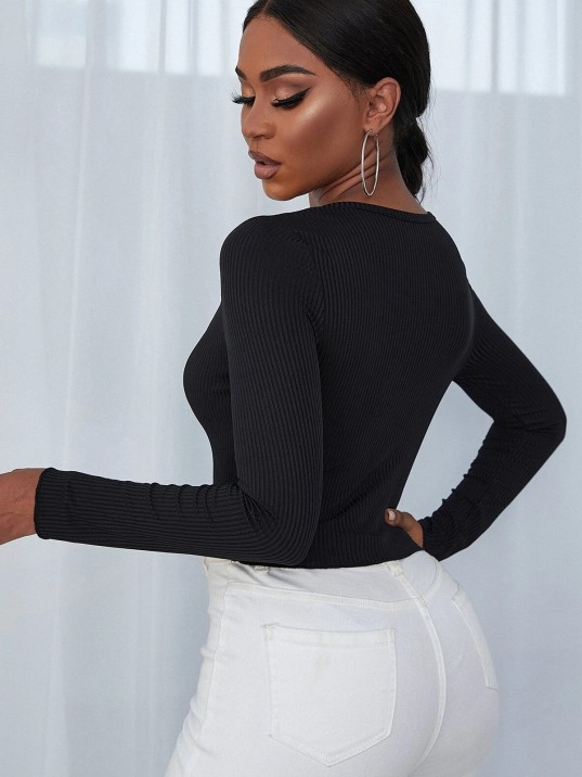 Kadın Siyah Uzun Kollu Düğmeli Göğüs ve Göbek Dekolteli Crop Top Bluz – Şık, Rahat ve Kolay Kombinlenebilir