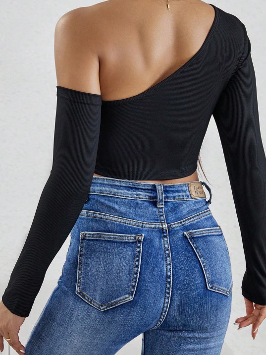 Kadın Siyah Tek Omuz Detaylı Uzun Kol Crop Top Bluz – Şık, Rahat ve Kolay Kombinlenebilir