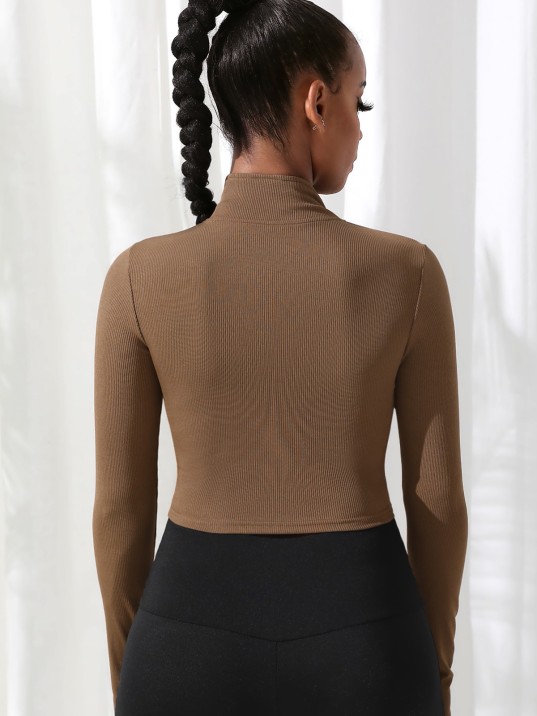 Kadın Kahverengi Uzun Kol Fermuarlı Parmak Geçme Detaylı Dik Yaka Crop Top Bluz – Şık, Rahat ve Kolay Kombinlenebilir