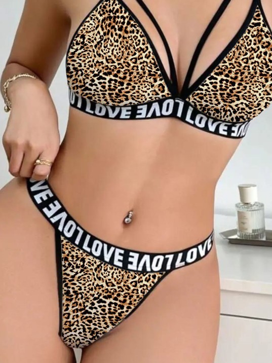 Kadın Leopar Desenli Love Yazı Detaylı Harness İç Çamaşır Takımı – Modern, Konforlu Ve Günlük Kombinlere Uygun Kadın Leopar Desenli Love Yazı Detaylı Harness İç Çamaşır Takımı – Modern, Konforlu Ve Günlük Kombinlere Uygun
