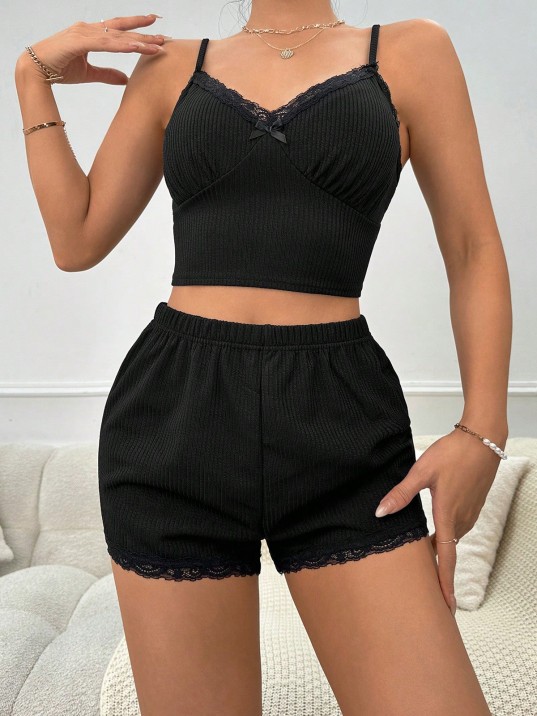 Kadın Siyah Alt Ve Üst Dantel Detaylı Fiyonklu Şortlu Gecelik Takımı – Modern, Konforlu Ve Günlük Kombinlere Uygun Kadın Siyah Alt Ve Üst Dantel Detaylı Fiyonklu Şortlu Gecelik Takımı – Modern, Konforlu Ve Günlük Kombinlere Uygun