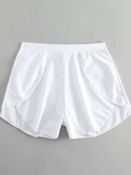 Kadın Beyaz Yırtmaçlı Etek Görünümlü Şık Deniz Şortu – Modern ve Şık Tasarım