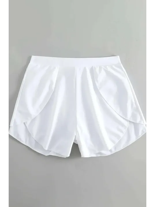 Kadın Beyaz Yırtmaçlı Etek Görünümlü Şık Deniz Şortu – Modern Ve Şık Tasarım