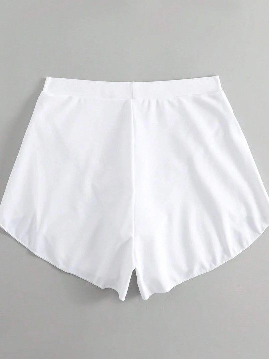 Kadın Beyaz Yırtmaçlı Etek Görünümlü Şık Deniz Şortu – Modern ve Şık Tasarım